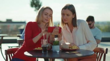 NEW YORK - 5 Nisan 2020: Çekici dinlenen iki kadın yaz cafe caddesindeki kız kardeşlerin kafede içki içerek sohbet ediyorlar.