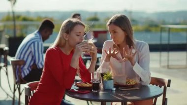 İki kadının dinlenirken, telefonla konuşurken, kafede kokteyl içerken, kız kardeşlerin kafede, arkadaşça sohbet ederken, açık havada, yavaş çekim modelleri yaparken çekilmesi.