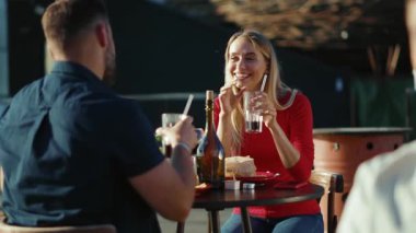 Kafede kokteyl içen genç adam ve kadın birlikte yemek yiyor kız arkadaş yemek yiyor ağır çekimde neşeli bir portre