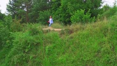 Bir çift kız arkadaş ve erkek arkadaş dağlarda yürüyüş yapıyor, yüksek orman tepelerinde yürüyor ve manzara seyrediyorlar. Sibirya köpeğiyle aile seyahati. Yaz gezisi.