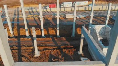 Kırsal alandaki yeni fabrika inşaatı alanının tepeden aşağı manzarası. Fabrika endüstriyel üretim alanı olan boş alan.