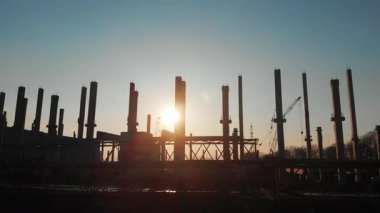 İnşaat alanı. Yeni bina mimarisi. Ekolojik modern fabrika gelişiminin endüstriyel ağır makine üretim alanı. Gün batımı. Peyzaj.