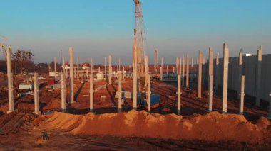 Modern fabrikanın büyük endüstriyel çimento inşaat alanının havadan görünüşü. Yeni bir gelişme. İnşaat alanı. Gün batımında sinematik görünüm.