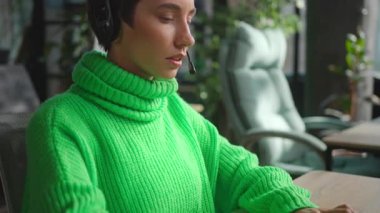 Bilgisayarda çalışırken baş ağrısı çeken genç bir transseksüel kadın.