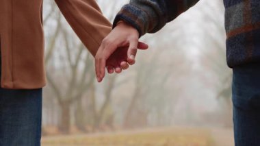 Gey çiftin genç ellerini kapat. Homoseksüel ilişki kavramı