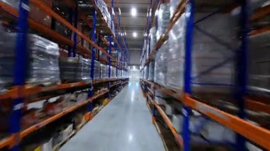 FPV helikopter görüntüsü modern lojistik bina endüstriyel depolama merkezi içinde. Teslimat. Ürün dağıtımı.