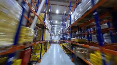 Lojistik parkta FPV hızlı uçuş. Ürün dağıtımı için büyük, çağdaş bir sanayi deposu. Teslimat. İş endüstrisi.