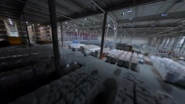 Helikopter FPV 'nin depo içi görüntüsü. Büyük bir lojistik endüstriyel teslimat deposu inşaatı. İş için. Hava Uçuşu.