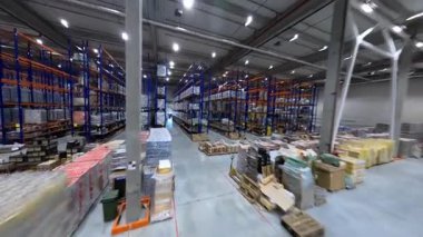 Depo. Endüstriyel depo lojistik parkı inşaatı raflı. FPV dağıtım malları ve yoğun işçilerin İHA görüntüleri.