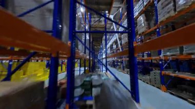 FPV hızlı helikopter lojistik parkından geçiyor. Endüstriyel mallarla dolu büyük bir mağaza. Konsept ürün dağılımı.