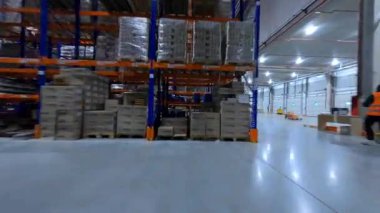 Endüstriyel depoda FPV uçuşu. Çağdaş büyük sanayi deposu. Teslimat malzemeleriyle birlikte. Ürün dağıtımı. Lojistik kavramı.