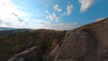 Muhteşem kayaların etrafında manevra kabiliyeti olan FPV uçuşu. Güzel, doğal, yumuşak, kayalık bir dağ tepesi. Şehir simgesi. Varış yeri. Dovbush Kayaları.