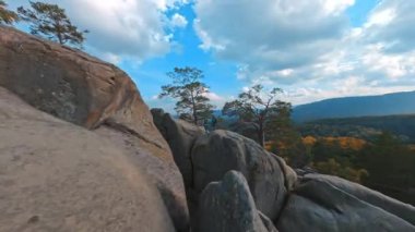 Aşırı yürüyüş parkuru. Dovbush Kayaları. Genç, aktif, yakışıklı, sevgilisi olan bir çift doğa manzarasında yürüyüş yapıyor..