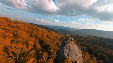 Resimli sonbahar sezonunun sinematik FPV helikopter manzarası vahşi orman ve kayalık dağlar. Taş kayalar. Seyahat güzergahı. İlham. Özgürlük.