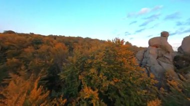 Ukrayna dönüm noktasının FPV sinematik klibi. Dovbush Kayaları. Popüler turizm merkezi. Düz kayalar, keskin kayalıklar ve sonbahar ormanları..