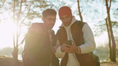 Ormandaki akıllı telefondan haritaya bakan iki turist şaşırdı.