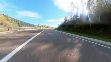 Country yolunda hızlı motosiklet kullanan ilk şahıs POV video motorcusu. Manzaralı kırsal kesimin sinematik hareketli manzarası. Özgürlük için. Yolculuk ve yolculuk.