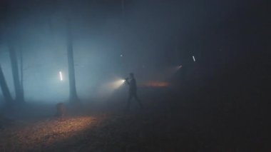 Gece vakti ormanda fenerli iki genç dedektif. Orman, güvenlik, ekipman, projektör, sis, suçlu. FPV Drone