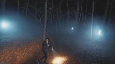 Orman dedektiflerinde geceleri fenerle koşan genç adamlar var. Güvenlik, ekipman, projektör, sis, suçlu. FPV Drone
