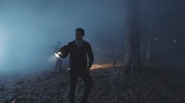 Gece ormanda iki dedektife el feneriyle ateş etti. Orman, güvenlik, ekipman, projektör, sis, suçlu. FPV Drone