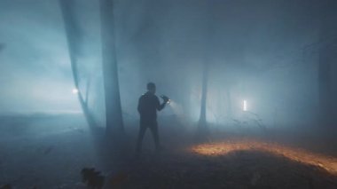 Karanlıkta iki dedektif gece ormanda fenerli genç adamlar. Orman, güvenlik, ekipman, projektör, sis, suçlu. FPV Drone