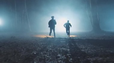 Dedektifler gece fenerle ormanda koşuyorlar. Orman, güvenlik, ekipman, projektör, sis, suçlu. FPV Drone