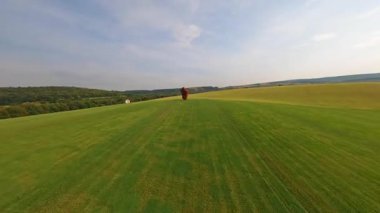 Havadan takip edin. Uçuş İHA 'sı. SPA ve Wellness Resort yakınlarında popüler bir mekanın görüntüsü. Açık hava parkı. Hız hareketi. Yazın harika bir heykel parkı çekimi. Mavi gökyüzü.