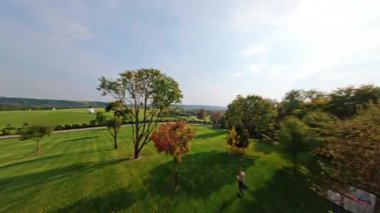 Çağdaş heykel parkının yakınındaki büyüleyici beyaz binanın FPV hızlı uçuş yarışı drone görüntüleri. Modern sanatla açık alan. Sahadaki sanatçıların eserleri. İlk hava sineması manzarası. Açık hava..