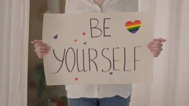 Çekici, ciddi bir kadın üzerinde 