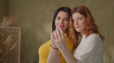 El ele tutuşan çift portresi evlilik yüzüklerini gösteriyor. LGBT. Lezbiyen