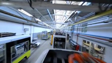 Tramvay nakliye fabrikasında çekim. Tramvay içeride. İstasyondaki tramvay için yedek parça. Ağır endüstri konsepti. Ulaşım. FPV