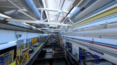Nakliye fabrikasında tramvaylar yapılır. Tramvay içeride. İstasyondaki tramvay için yedek parça. Ağır endüstri konsepti. Ulaşım. FPV