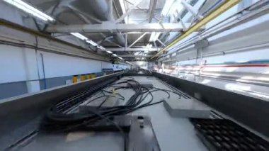 Tramvay nakliye fabrikası. Tramvay içeride. İstasyondaki tramvay için yedek parça. Ağır endüstri konsepti. Ulaşım. FPV