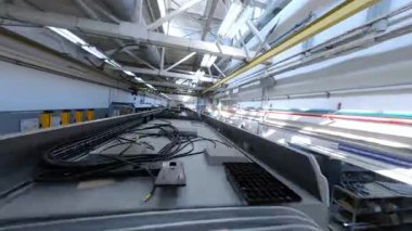 Kapalı tramvay nakliye fabrikası. Tramvay içeride. İstasyondaki tramvay için yedek parça. Ağır endüstri konsepti. Ulaşım. FPV