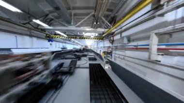 Tramvay nakliye fabrikasında çekim. Tramvay içeride. İstasyondaki tramvay için yedek parça. Ağır endüstri konsepti. Ulaşım. FPV