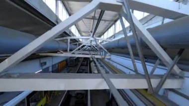 Tramvay nakliye fabrikasının üst görüntüsü çekiliyor. Tramvay içeride. İstasyondaki tramvay için yedek parça. Ağır endüstri konsepti. Ulaşım. FPV