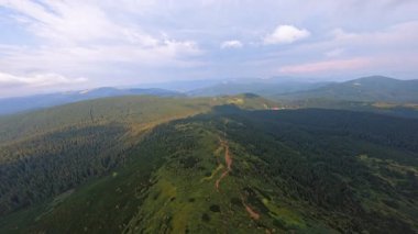 Dağların üzerinde inanılmaz bir hava manzarası var. Ukraynalı Karpatlar. Güzel manzara. Bulutlu gökyüzü