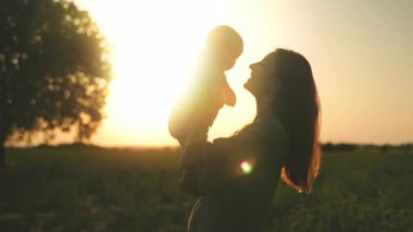 Doğada annesiyle oynayan, gülümseyen tatlı bir kız çocuğu. Tasasız aile hafta sonunun tadını çıkarıyor. Rahatlamak ve dışarıda iyi vakit geçirmek..