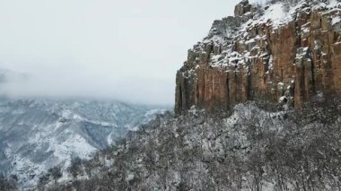 Kafkasya, Ermenistan. Vahşi doğanın fantastik hava görüntüleri, karlı kayalar ve soğuk kış havası. Varış yeri. Macera. Özgürlük kavramı.