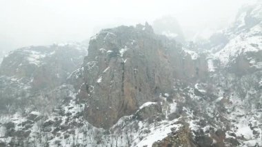 Özgürlük doğası. Kar üzerinde fantastik bir uçuş manzaralı dağları ve vahşi kayaları kapladı. Kış havası. Soğuk mevsim. Çevre. Seyahat.