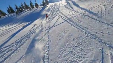 Berrak mavi gökyüzünün altında, nefes kesici karlı dağlarda eşsiz bir kar motosikleti sürmenin heyecan verici heyecanını yaşayın.