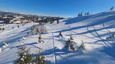 El değmemiş karla dolu, nefes kesici bir kış manzarasında kar motosikleti sürmenin heyecan verici heyecanını yaşayın.