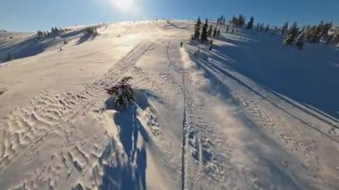 Parlak güneş ışığıyla süslenmiş nefes kesen güzel, karlı bir yamaç. Kış sporu severler için ideal.
