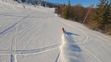 Dağlardaki hava manzarasını kapat, kar motosikletli adam kışın atlayıp, gün ışığında ata biner.