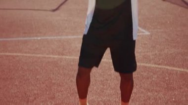 Afrika kökenli Amerikalı bir adamın spor giyim kuşamında potaya bakıp top atmaya çalışmasının görüntüleri. Dışarıda oynayan mutsuz basketbolcunun portresi. Alıştırma yapıyorum. Başarısız deneme. Yüz ifadesi. Motivasyon. Üzgün kişi.