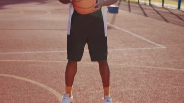 Basketbol potasına odaklanmış sakallı yakışıklı Afrikalı adam dışarıda top oynamaya çalışıyor. Hüsrana uğramış bir adamın portresi. Kendi hayal kırıklığım. Duygusal çöküntü. Yetenekler, eğitim. Başarısız deneme