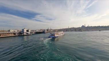 Denizin ve suyun üzerinde giden gemilerin havadan görünüşü. İstanbul 'da Marmara Denizi' nin yakın çekimi. Güneşli bir gün. Manzaralar, mavi gökyüzü. Gündüz vakti. Turistik eğlence, şehir manzarası. Ulaşım kavramı.