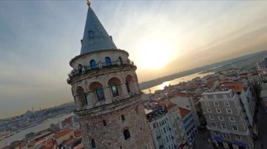 Akşamları Galata Kulesi 'nin insansız hava aracı görüntüsü, muhteşem kültür merkezinin hava aracı görüntüleri. İstanbul 'un güzel manzarası. Golden Horn deniz manzarasında boğaz manzarası. Tarihi bir yer, turizm konsepti