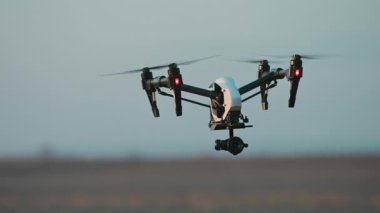 Drone helikopteri tarlaların üzerinde uçuyor, hasat ekinleri için buğday tarlalarını tarıyor, ekinleri analiz ediyor. Tarım yenilikleri. Tarım teknolojisi.