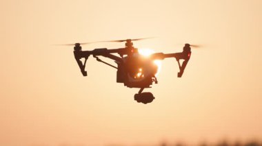 Kırsal arazide uçan araziyi analiz eden akıllı bir helikopter. Güneşli günbatımı arka planı. Kırsal doğa. Kırsal kesimde. Modern teknoloji.